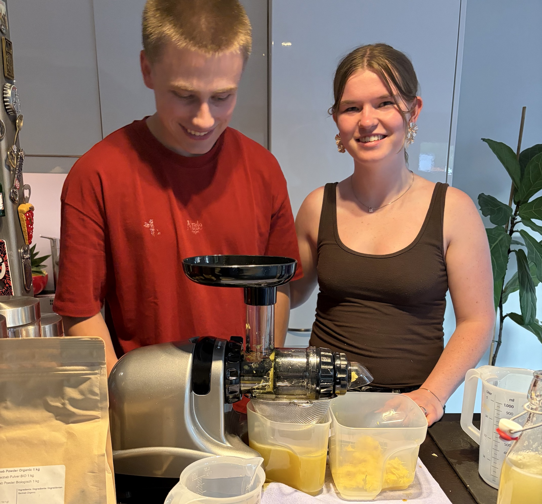 Youri en Silke met de slowjuicer in de keuken